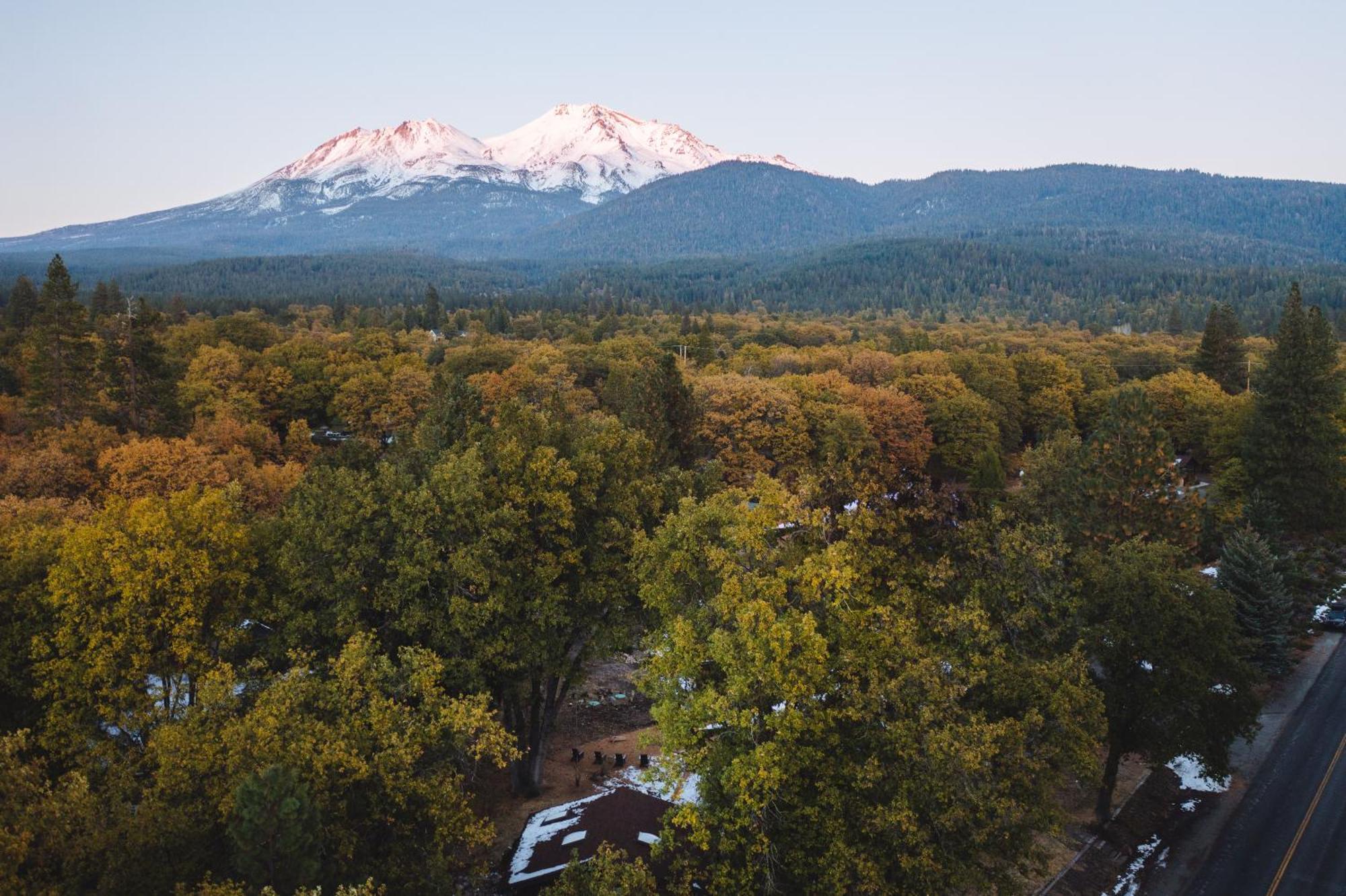 Basecamp Lodge マウント・シャスタ エクステリア 写真