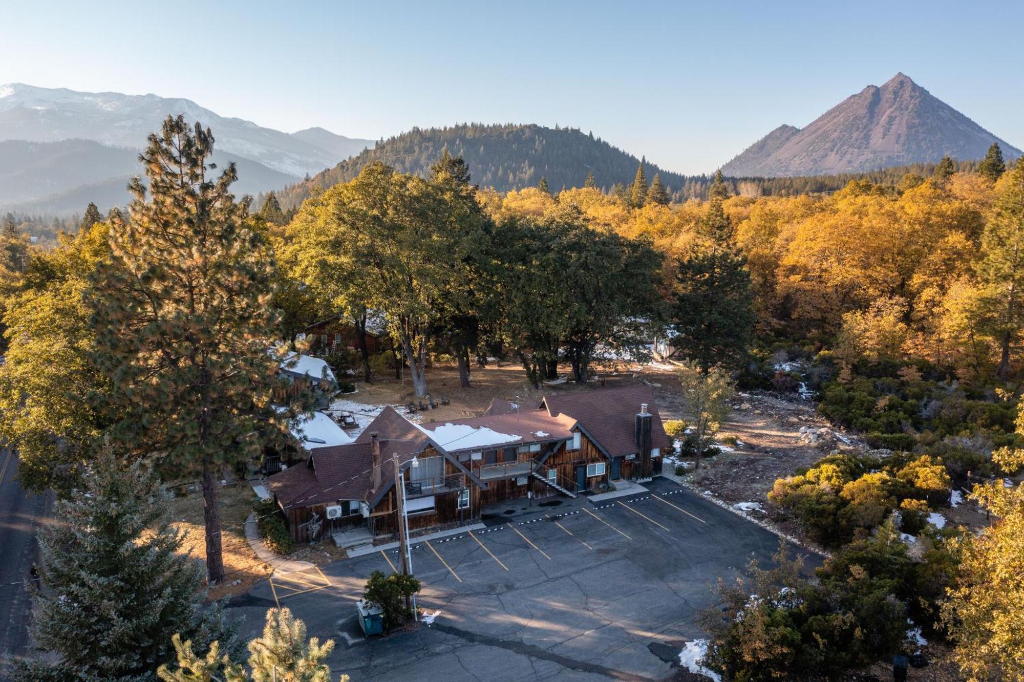 Basecamp Lodge マウント・シャスタ エクステリア 写真