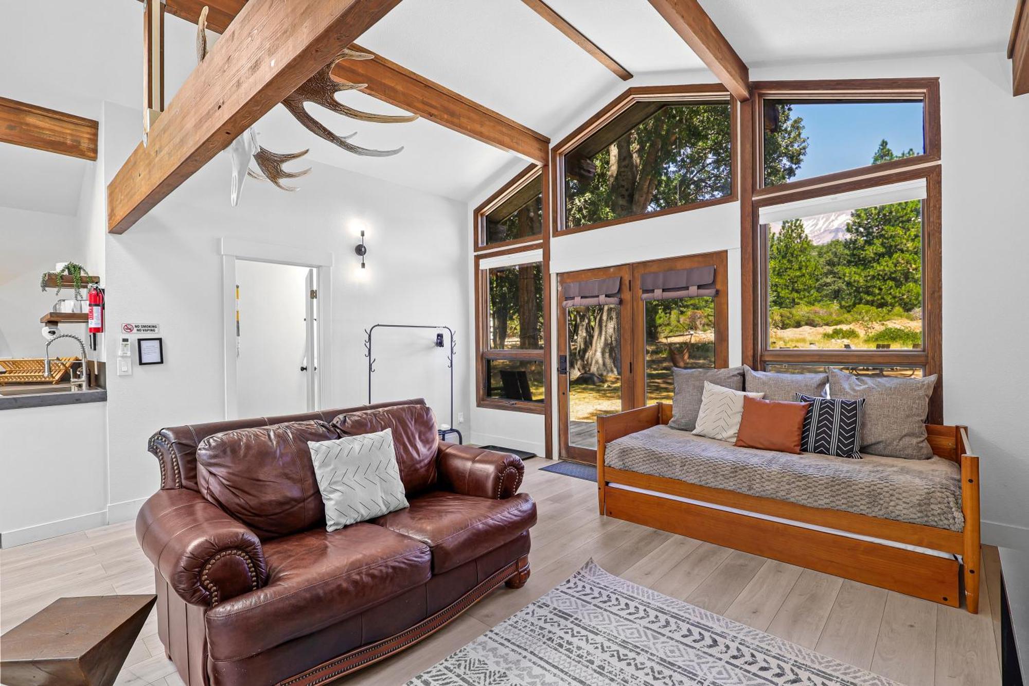 Basecamp Lodge マウント・シャスタ エクステリア 写真